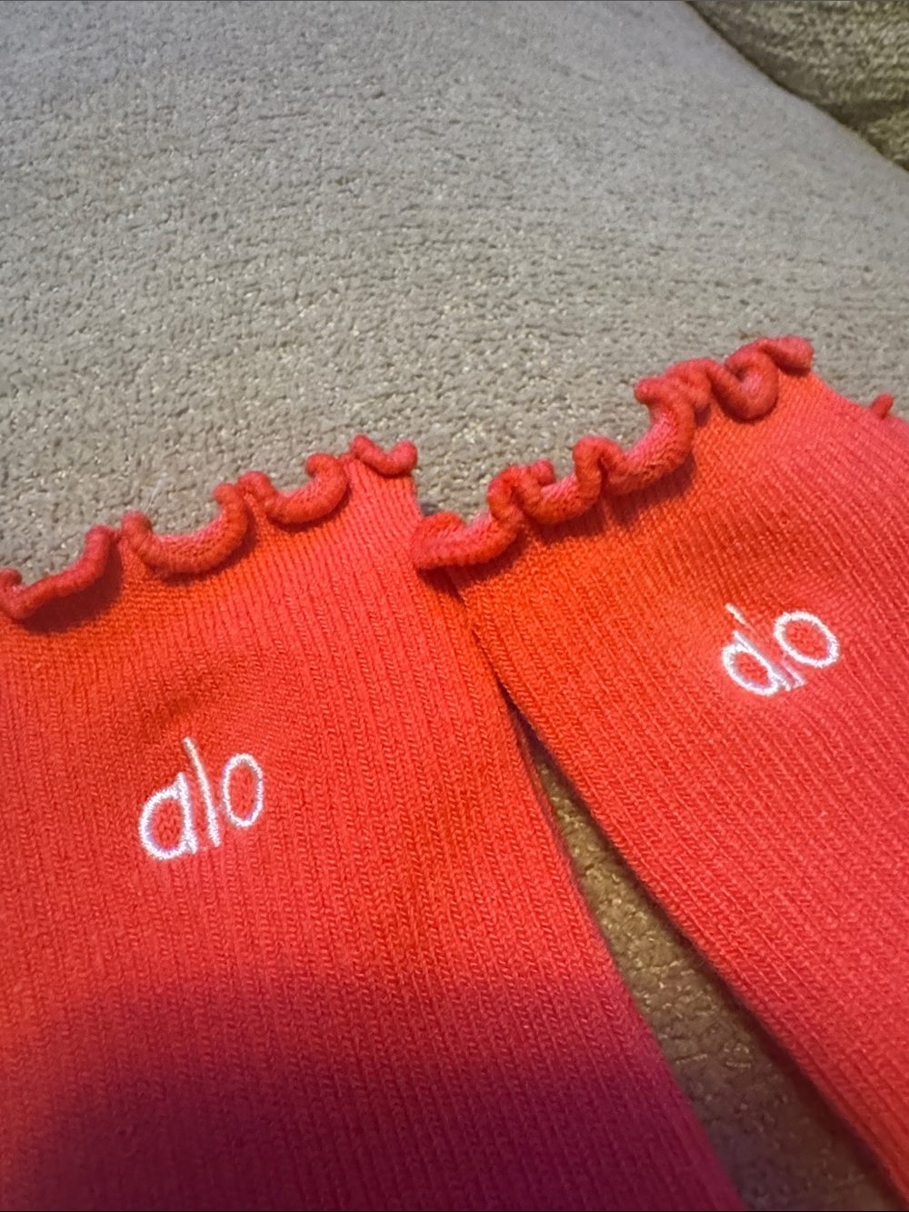 Alo Red Ribbed Ruffle Top Socks - Picture 3 of 3